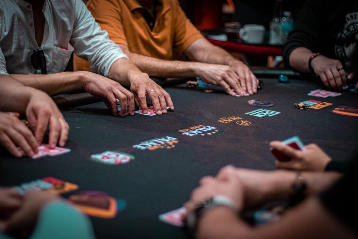 Luis Mellado lidera a los 18 clasificados del Día 1B en el High Roller. Bogar Rojas comanda el Main Event 1A