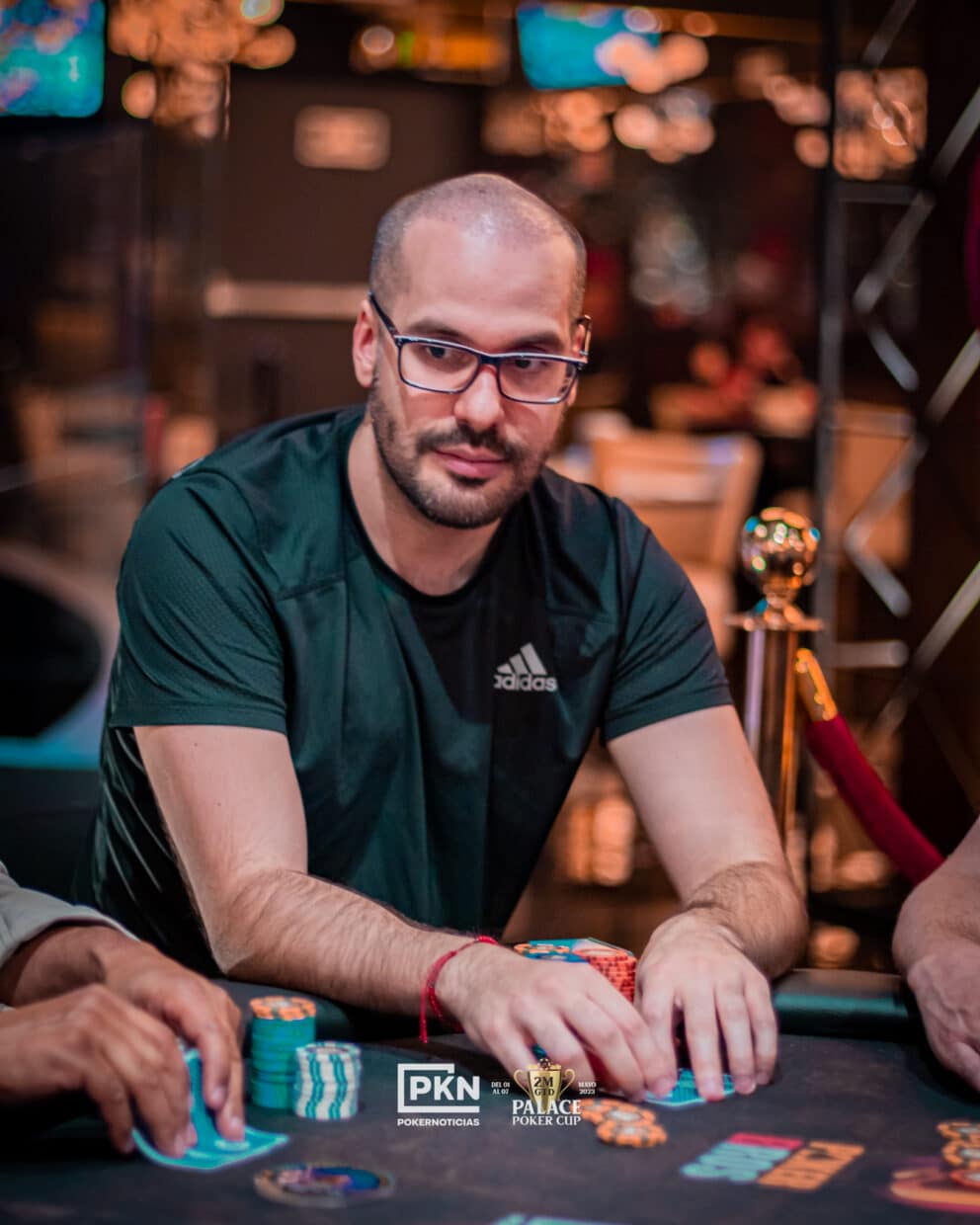 La armada latina pisa fuerte en el Evento #42: $800 8-Handed NLH Deepstack. Quedan solo 110