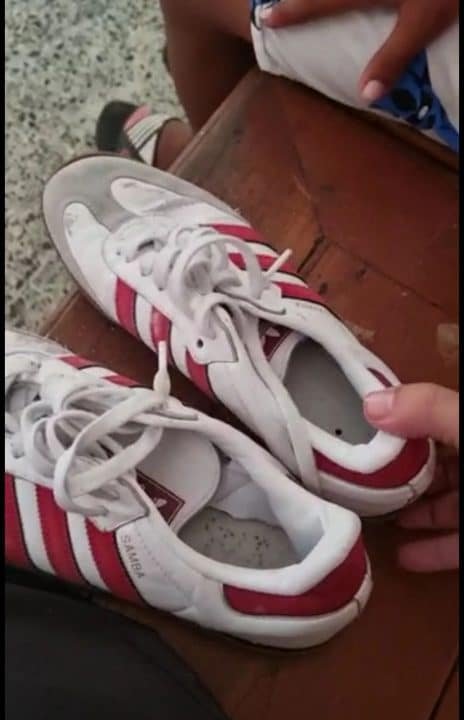 Zapatos que se le dañaron a Camargo, por los que un niño le regaló un par de chancletas